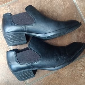 Born black leather women's size 8M excellent condi